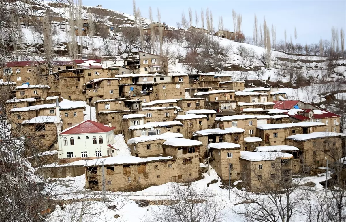 Hizan’da Tarihi Taş Evlerin Damlarından İmece Usulü Kar Temizliği