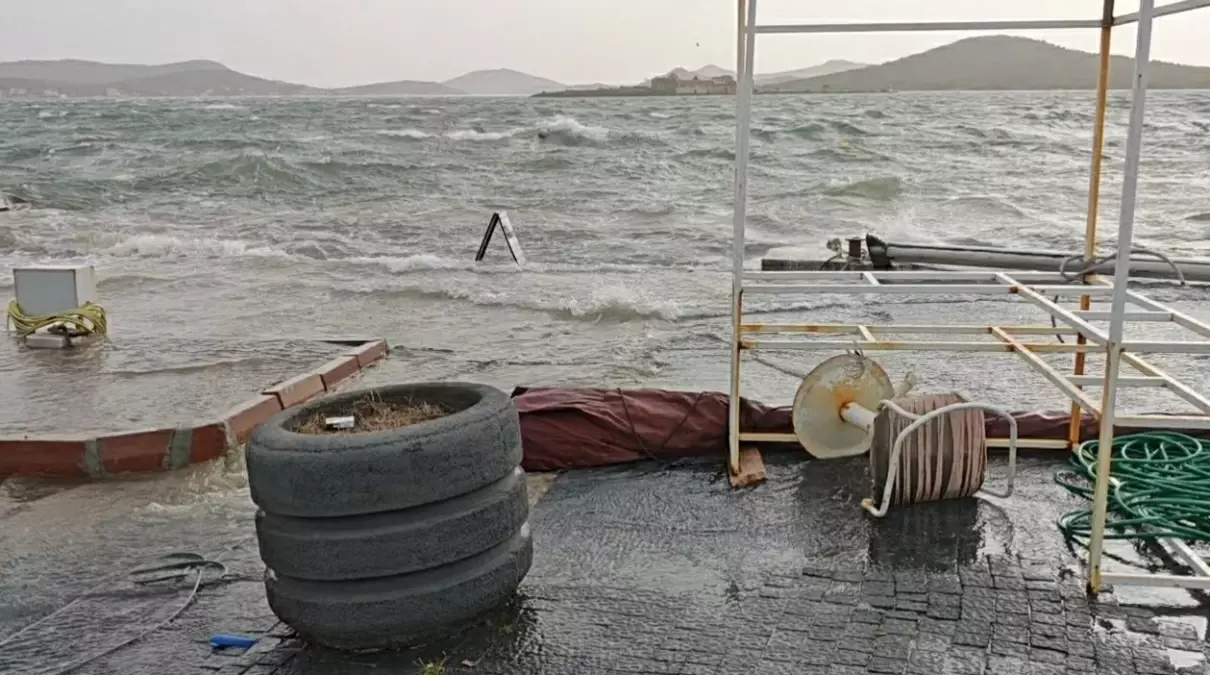 Ayvalık Sahilinde Şiddetli Fırtına Sokakları Sular Altına Çekti