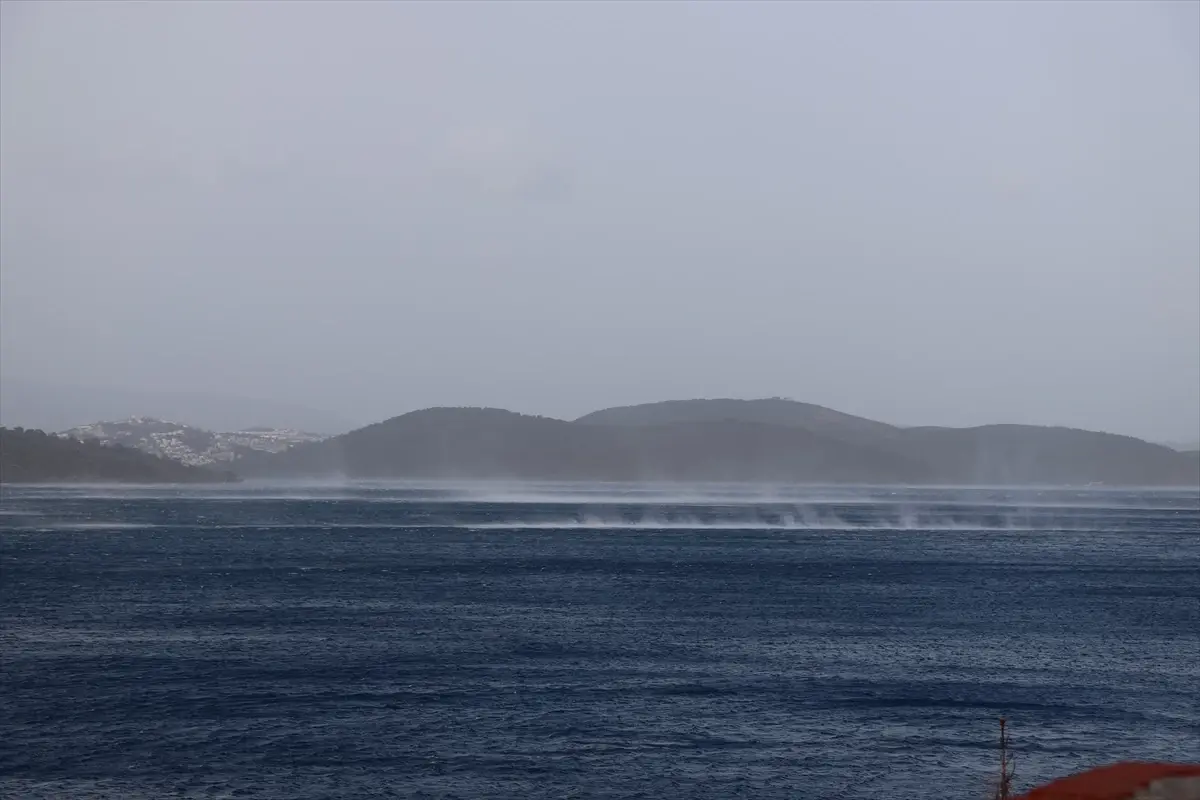 Bodrum’da fırtına ve dalgalı deniz