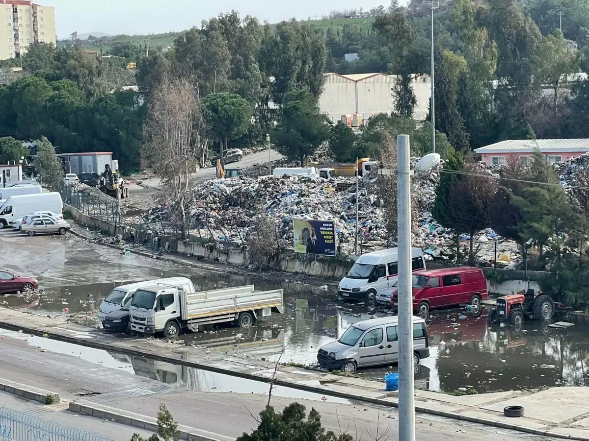 Buca’da Şiddetli Yağış Sonrası Çöp Dağları Sokakları Kapladı