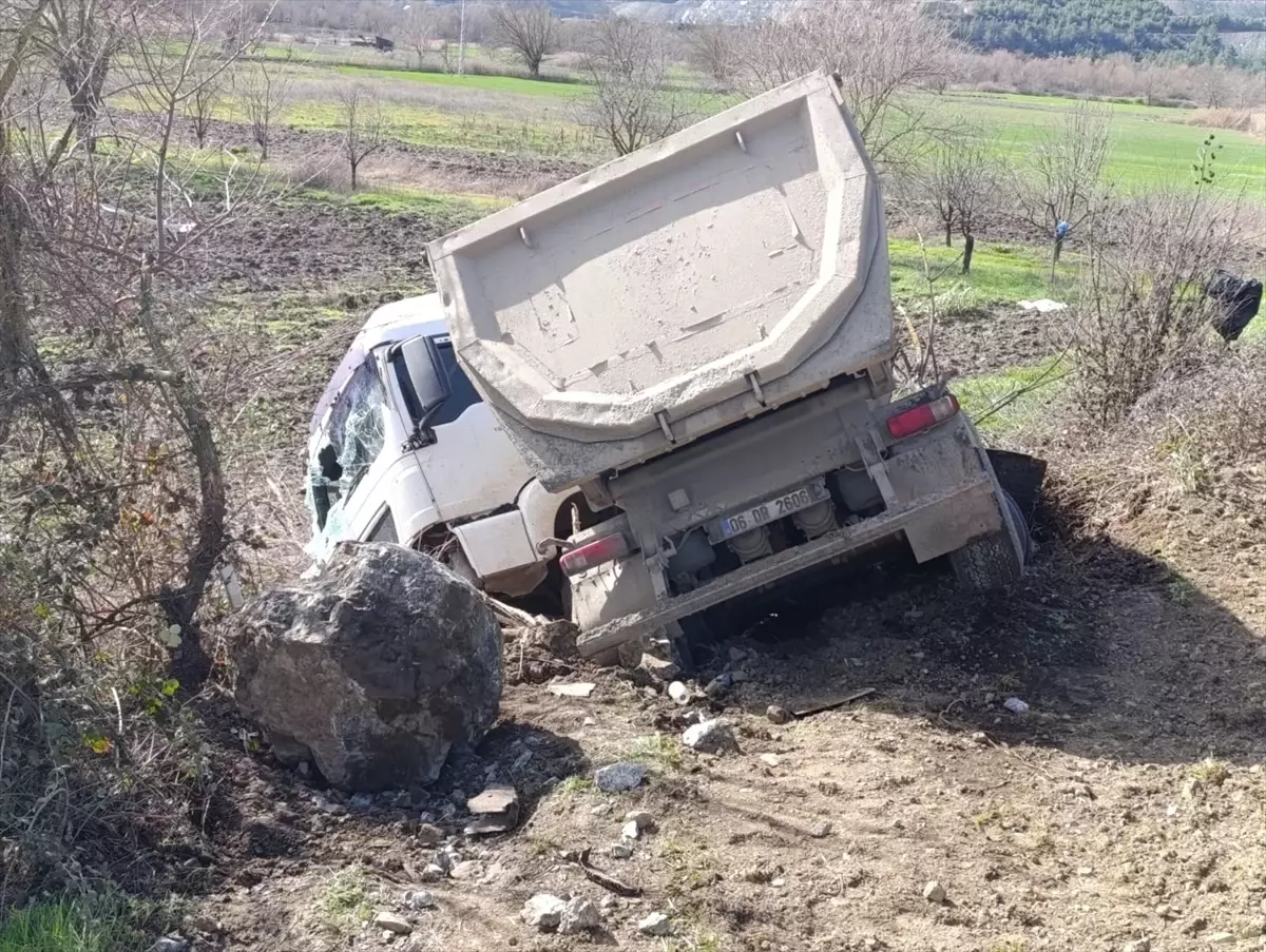 Bursa Orhaneli’de Tır ve Otomobil Çarpışması: 1 Ölü, 1 Yaralı