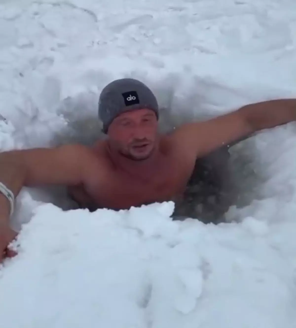 Çıldır Gölü'nün Buzlu Sularında Dostluk Dalgası: Cesur İki Maceraperestin Dalışı