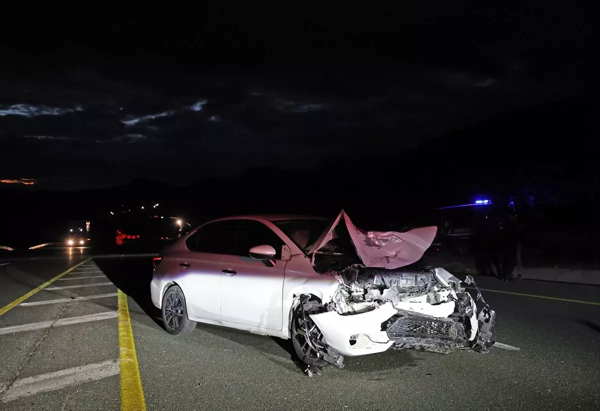 Elazığ’da İki Araç Çarpıştı: 3 Yaralı Hastaneye Kaldırıldı