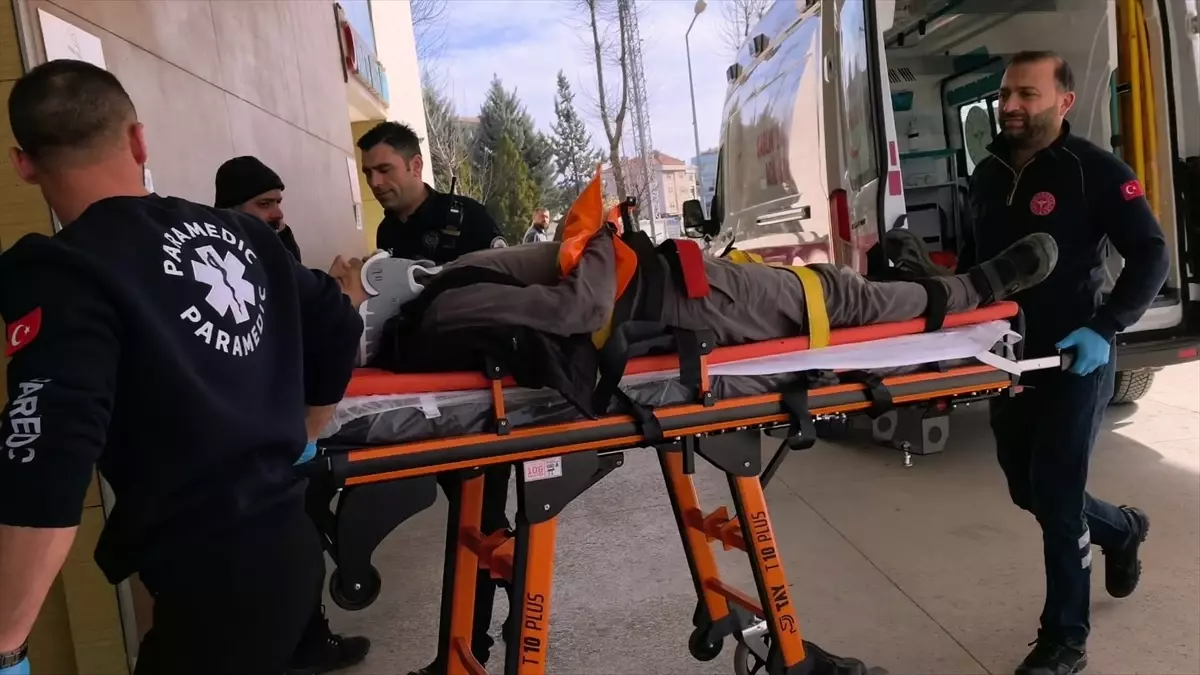 İnegöl'de 69 Yaşındaki Çalışanın Ağaç Budama Sırasında Yaşadığı Ağır Yaralanma