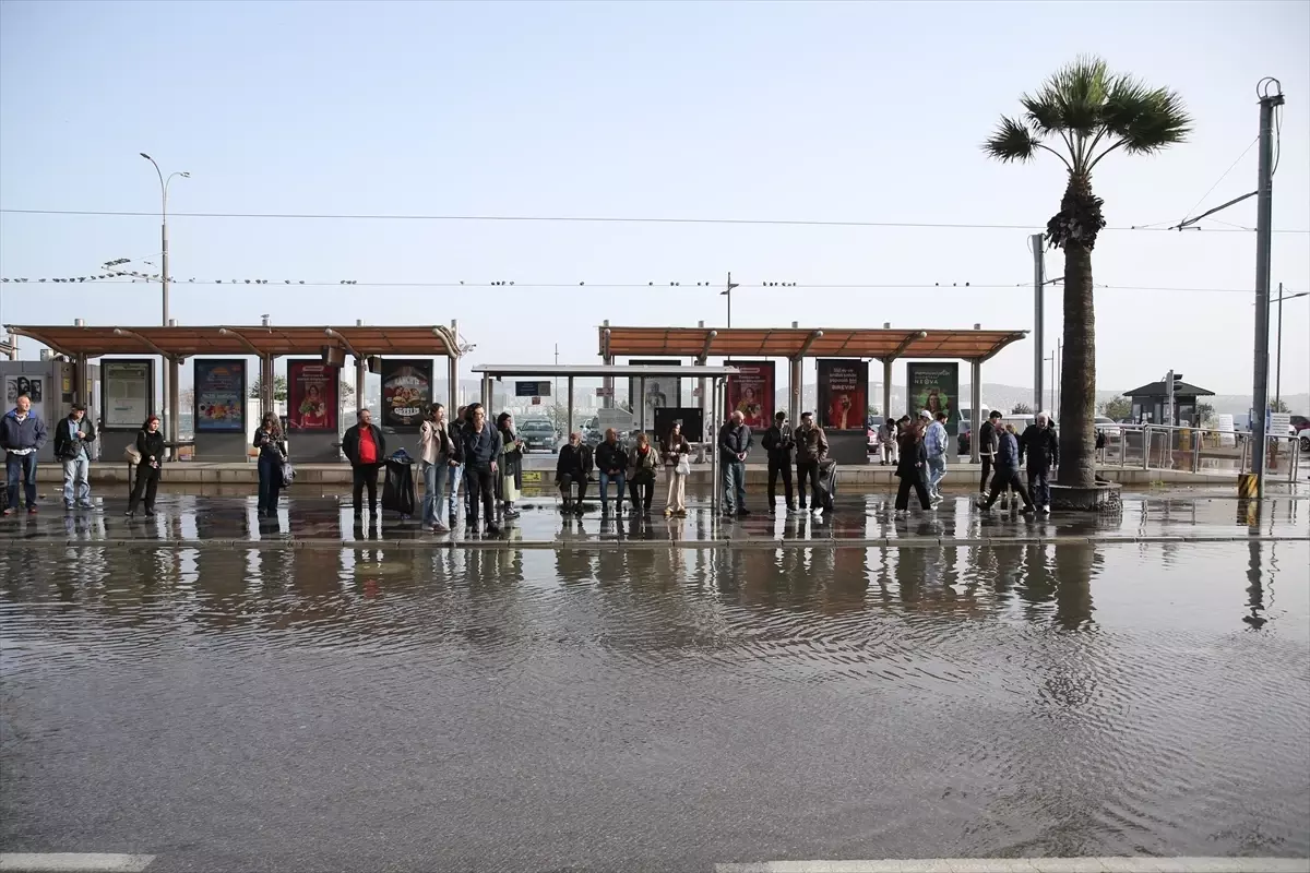 İzmir’de Şiddetli Fırtına Karşıyaka ve Konak’ı Sarsıyor