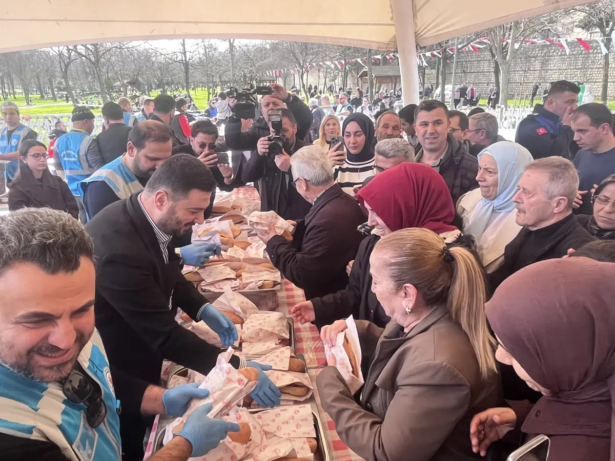 Kağıthane'de 5 Ton Sucuk Ekmeğiyle 30 Bin Kişiye Lezzet Şöleni