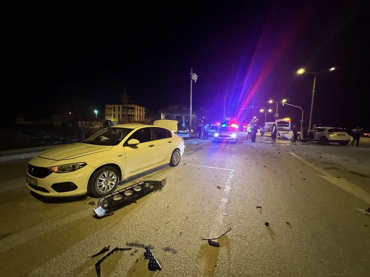 Karaman’da Çarpışan Cip ve Otomobilde 4 Yaralı: Olayın Detayları