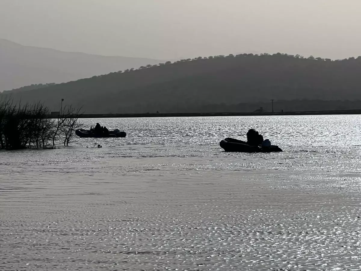 Manisa Yunusemre gölet kenarında arama çalışması