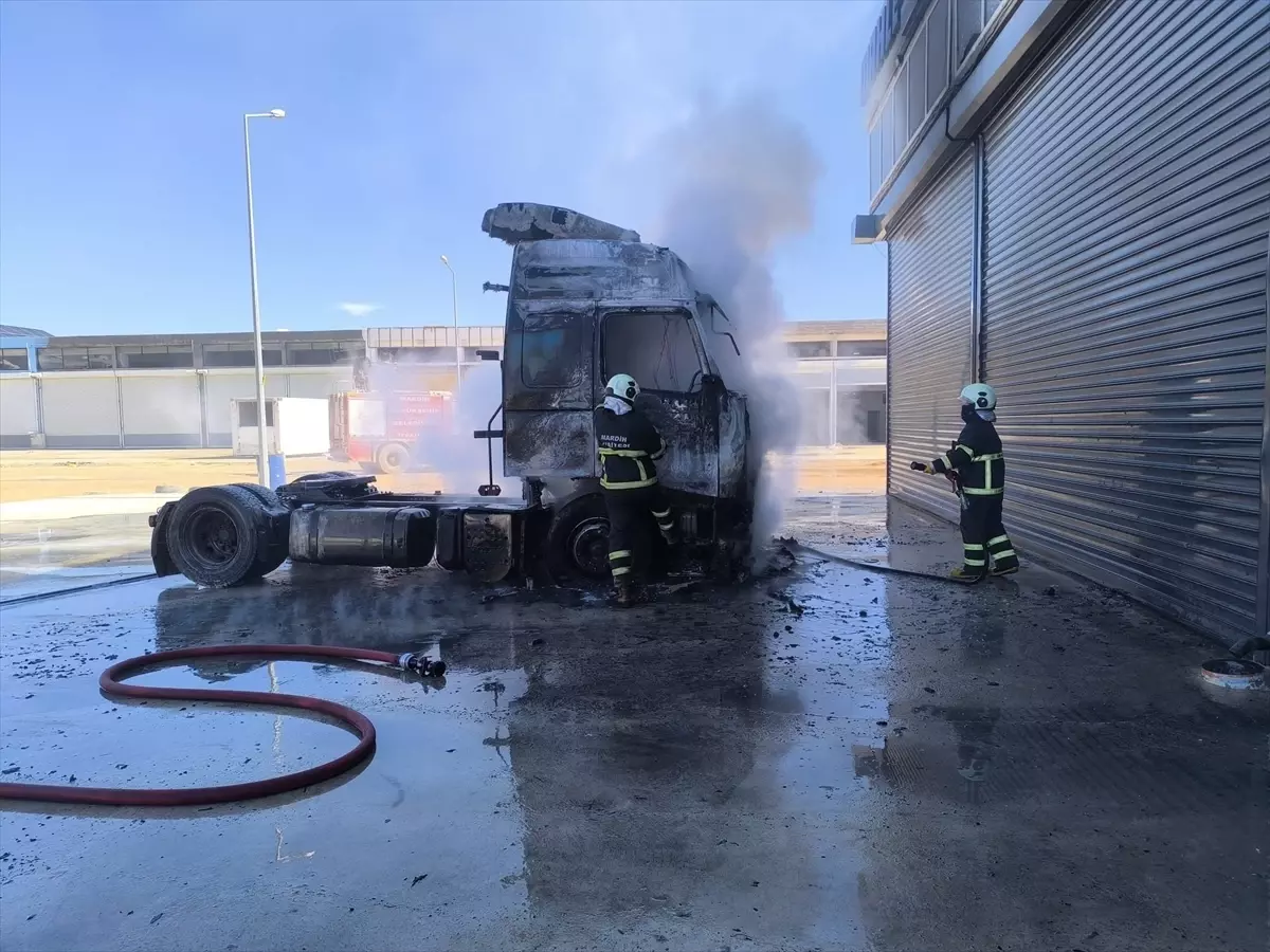 Mardin Kızıltepe’de Park Halindeki Tırın Çekicisinde Şiddetli Yangın