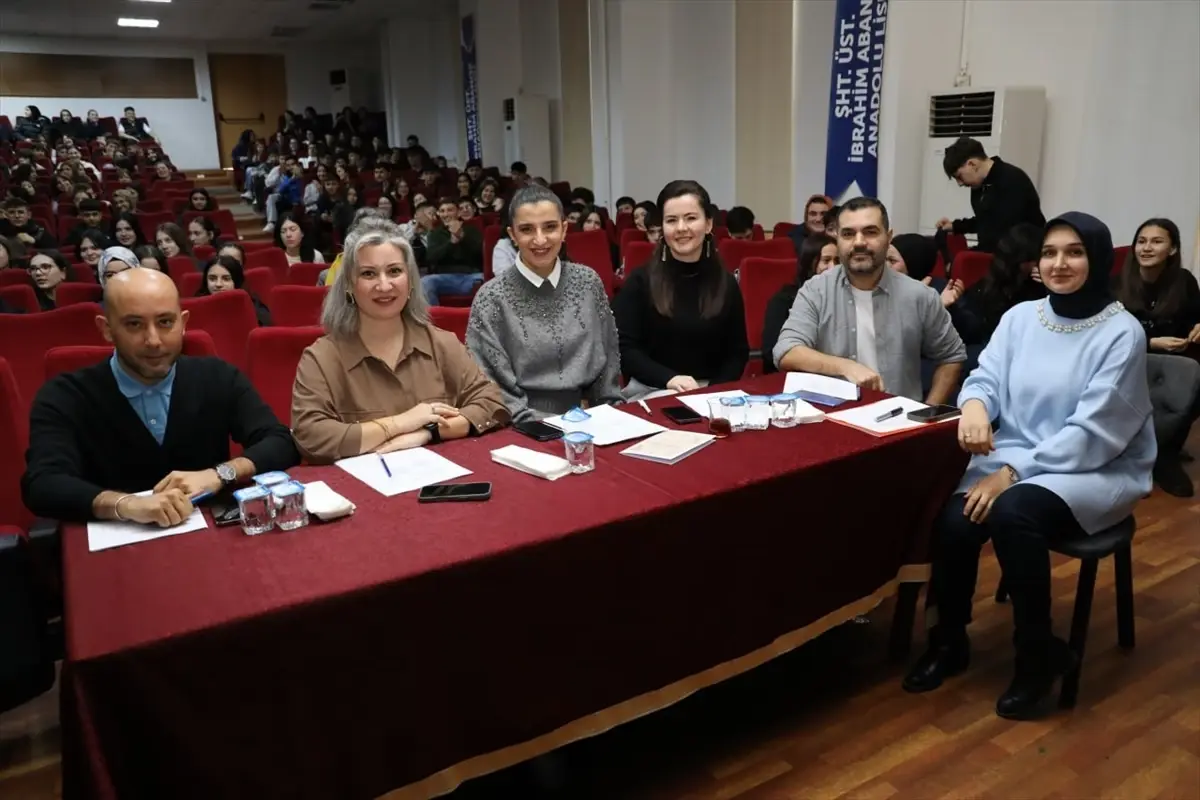 Sakarya’da Lise Öğrencileri Atıktan Moda Şovu Düzenledi