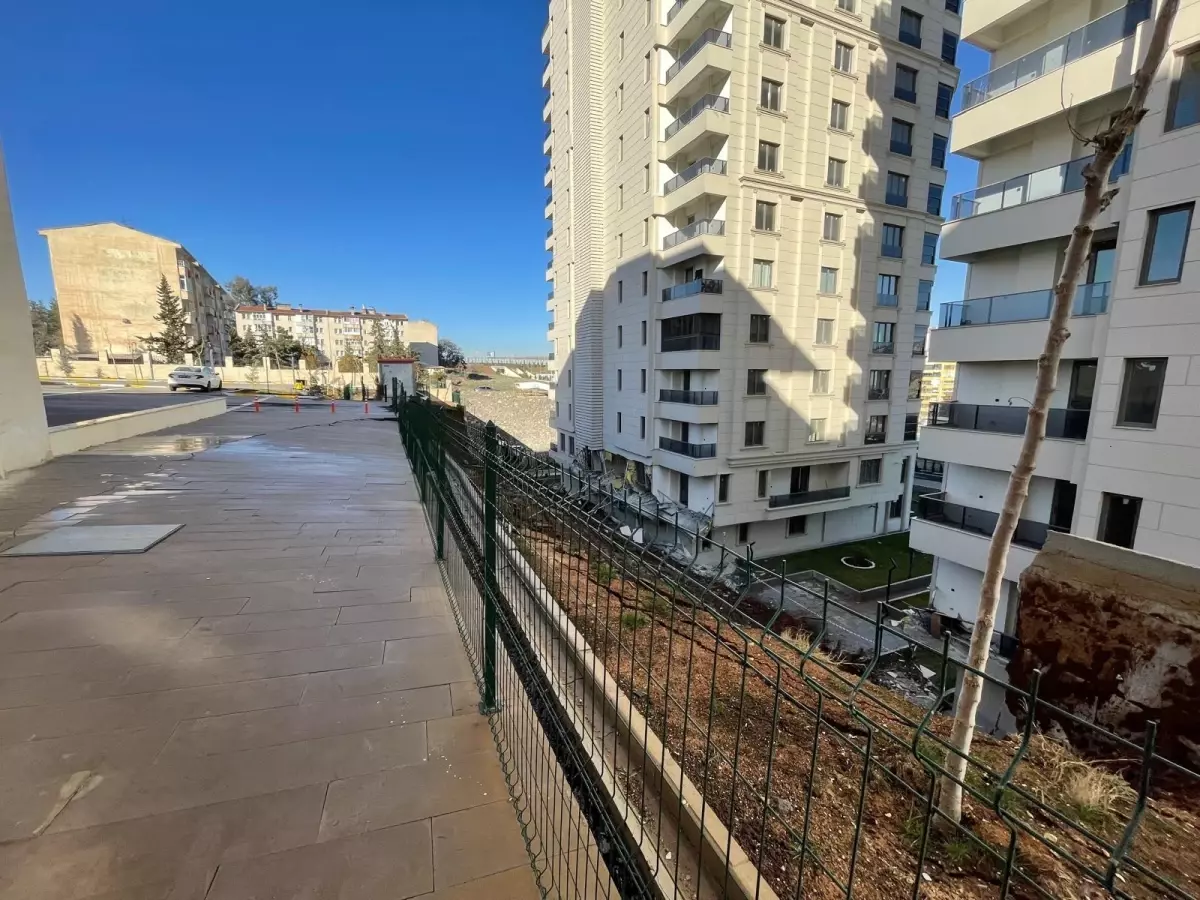Şanlıurfa’da İstinat Duvarı Çöküşü: 4 Daire Hasar Görerek Tahliye Edildi