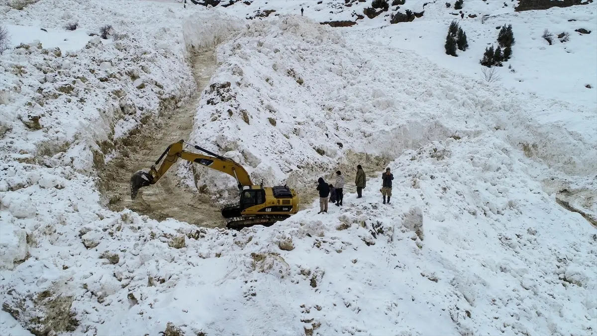 Çatak'ta 12 Gün Süren Çığ Felaketi Sonrası Yol Yeniden Açıldı