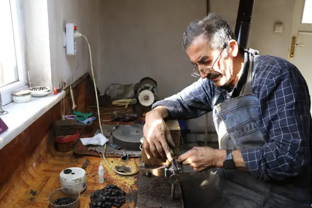 Oltu taşı tespihlerinin detaylı görüntüsü