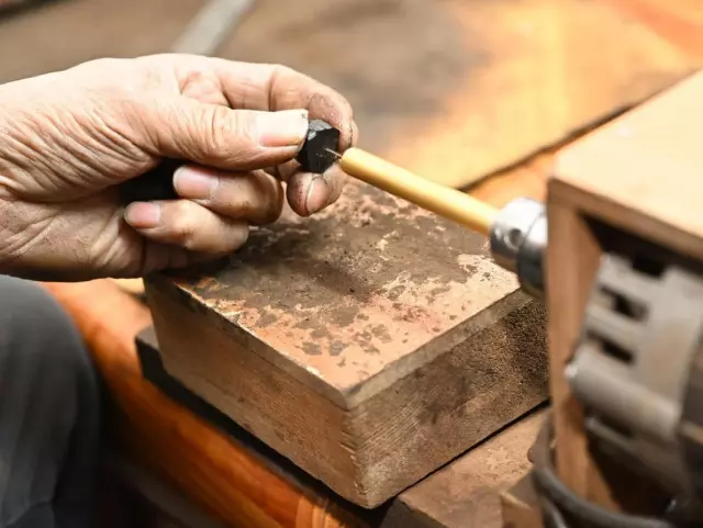 Atölye çalışması sırasında genç öğrenci