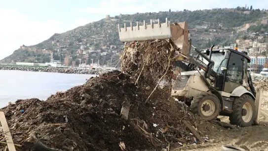 Alanya’nın Plajları Sağanak Sonrası Çöp Yığınıyla Karşılaştı
