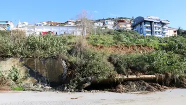 Alanya’da Şiddetli Sağanak Sonrası Toprak Kayması: 13 Bina Tahliye Edildi