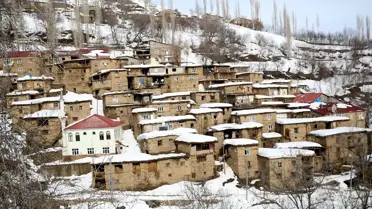Hizan’da Tarihi Taş Evlerin Damlarından İmece Usulü Kar Temizliği