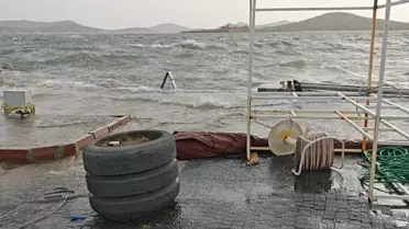 Ayvalık Sahilinde Şiddetli Fırtına Sokakları Sular Altına Çekti