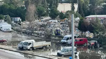 Buca’da Şiddetli Yağış Sonrası Çöp Dağları Sokakları Kapladı