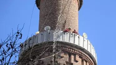 Bursa Ulu Camii'nde Ramazan Mahyasına "Kul Hakkından Sakın" Yazısı Asıldı