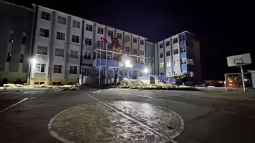 Düzce'de Şiddetli Rüzgar Atatürk Anadolu Lisesi'ni Etkiledi: Çatı Uçtu, Eğitim Bir Gün Tatil Edildi