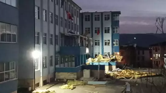 Düzce'de Şiddetli Rüzgar Okul Çatısını Uçurdu, Eğitim Bir Gün Tatil Edildi