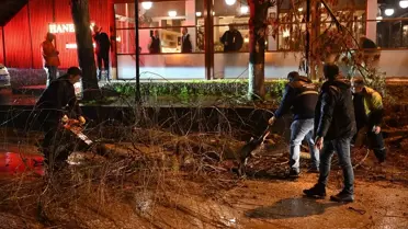 Edirne’de Şiddetli Fırtına Ağaçları Yere Döktü, Trafik Kısıtlandı
