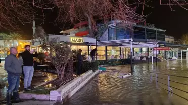 Edremit Sahilleri Lodosla Sular Altında: İşletmeler Zarar Görüyor