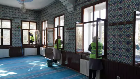 Erzurum camilerinde temizlik ekipleri