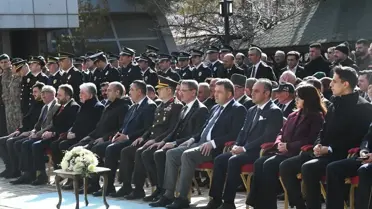 Tören alanında kaldırılan anıt