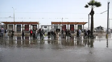 İzmir’de Şiddetli Fırtına Karşıyaka ve Konak’ı Sarsıyor