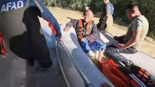 90 Yaşındaki Kadın Sel Sularında Mahsur Kaldıktan Sonra AFAD Tarafından Kurtarıldı