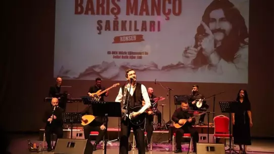 Gebze'de Barış Manço Anısına Canlı Konser: KO-MEK Öğrencileri Şarkı Söylüyor