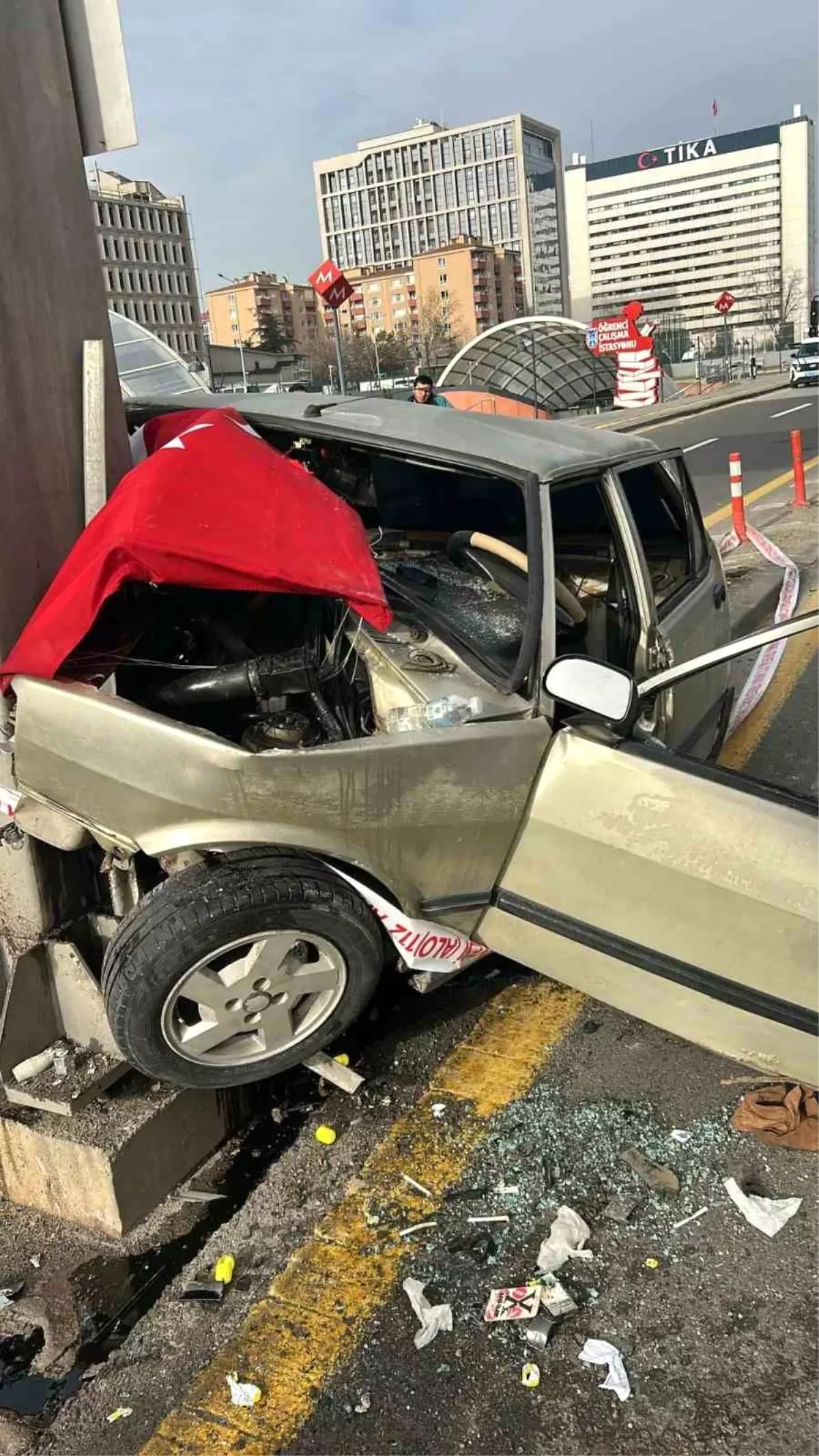 Ankara’da Otomobil Bariyerlere Çarptı: Sürücü Acil Müdahale Sonrası Hastaneye Kaldırıldı