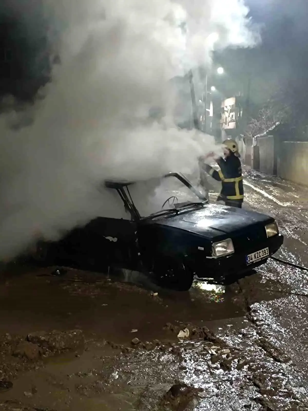 Batman'da park halindeki araç yangını