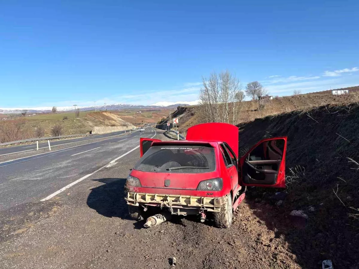 Adıyaman’da Çukurlu Yolda Otomobil Şarampole Yuvarlandı, 2 Yaralı