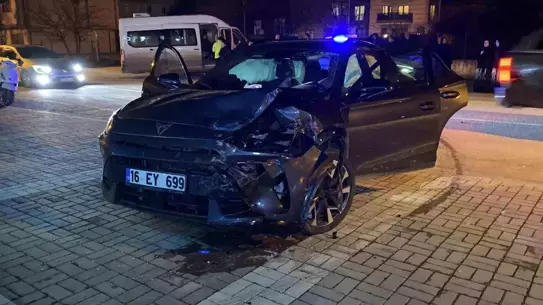 İnegöl'de Trafik Kazası: Otomobil ve Minibüs Çarpıştı, 9 Kişi Yaralandı