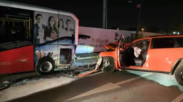 Balıkesir'de Otomobil Park Halindeki Otobüse Çarptı: Sürücü Hastaneye Kaldırıldı