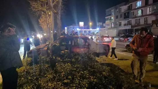 Düzce'de Refüjdeki Ağaca Çarpan Otomobil Sürücüsü Hastaneye Kaldırıldı