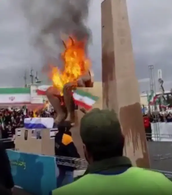 Gösteri alanındaki kalabalık