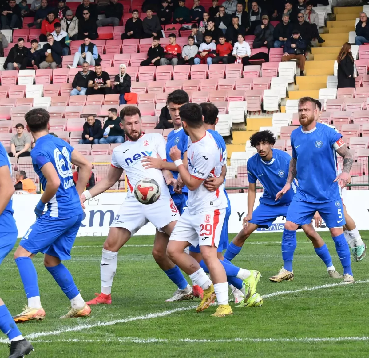 Balıkesirspor vs Alanya 1221 FK maçından sahadaki görüntü
