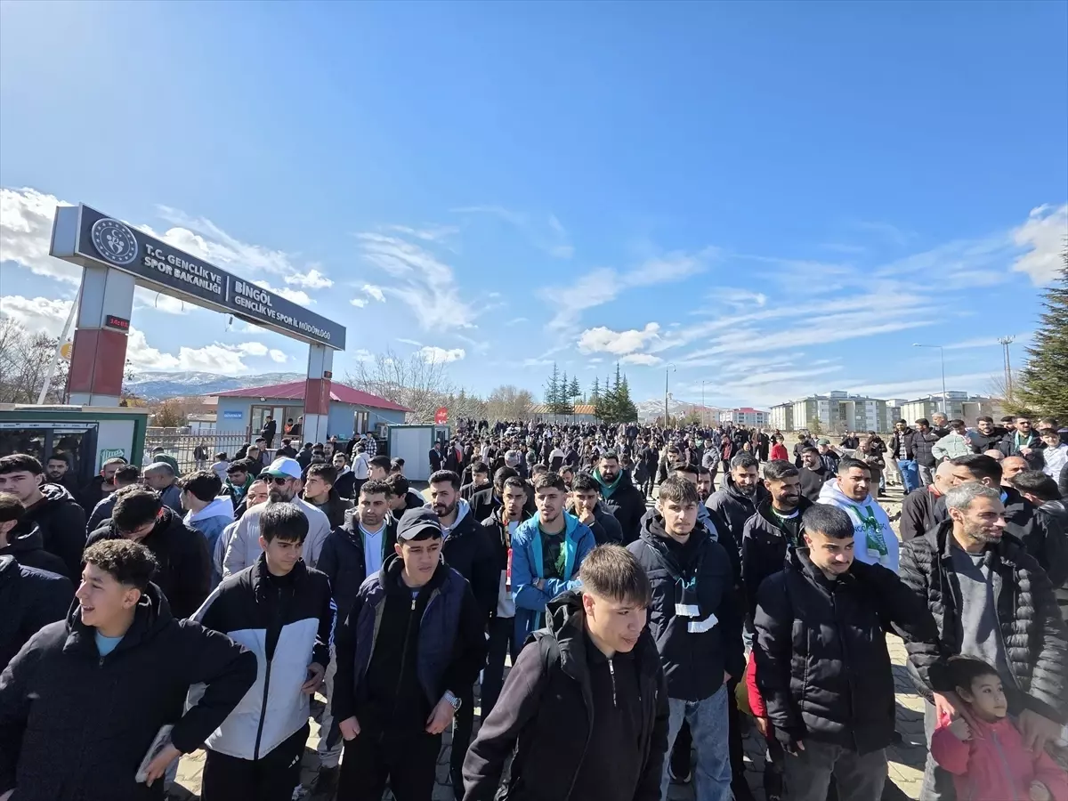 Bingölspor taraftarları dev ekranda maç izliyor