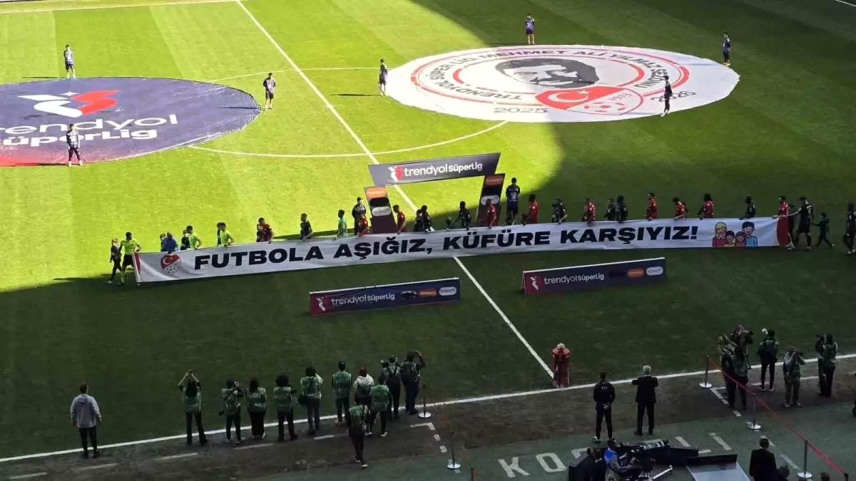 Kocaelispor ve Gaziantep FK Maçında Taraftarlar Anlamlı Pankartlarla Küfürle Mücadele Etti