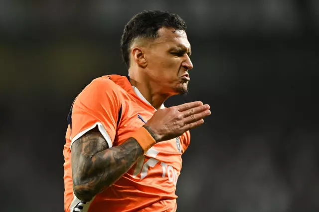 Maçta Beşiktaş oyuncusu topa müdahale eder