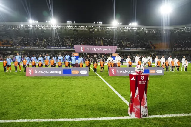 Beşiktaş oyuncuları galibiyet sevinciyle kutlama yapıyor