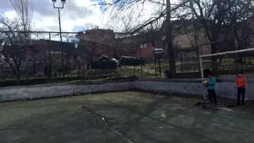 Yeni halı sahada futbol oynayan gençler