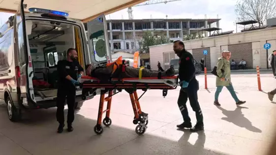 İnegöl'de Ceviz Ağacı Budarken Dengesini Kaybeden 69 Yaşındaki Adam Ağır Yaralandı