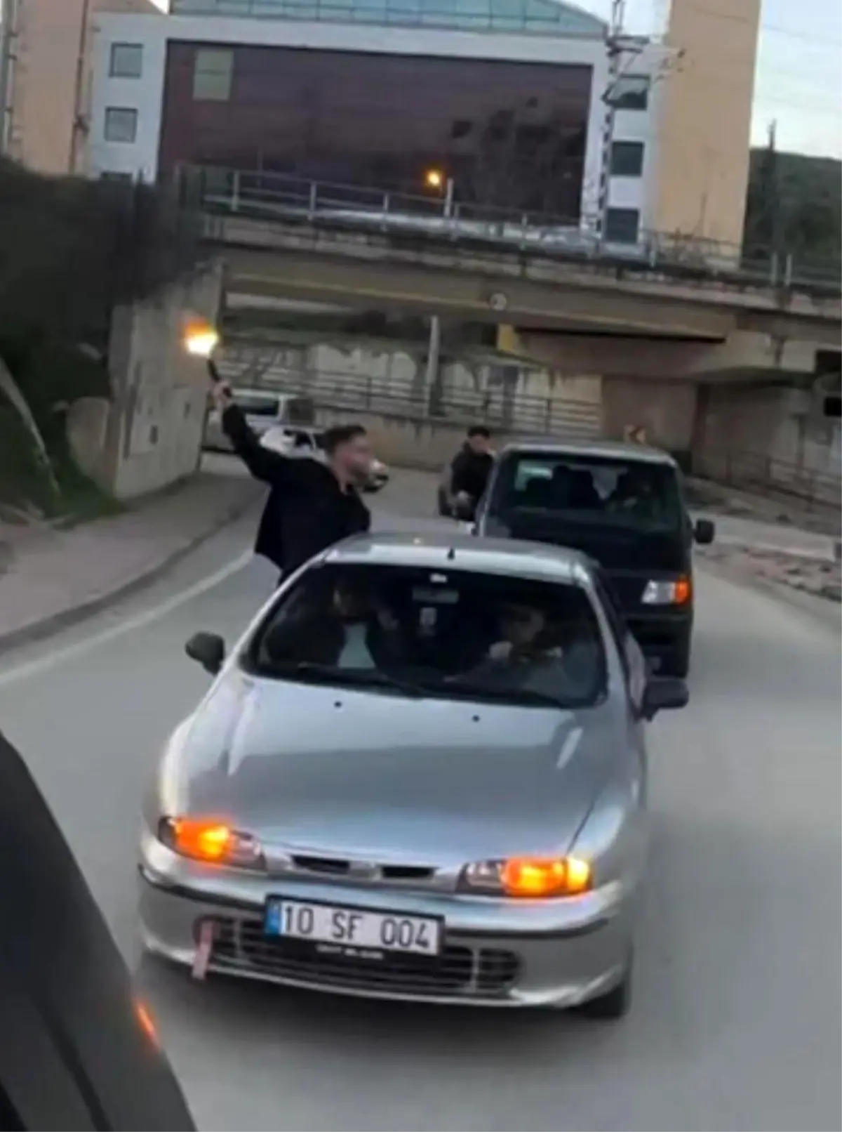 Bilecik'te asker konvoyuna havaya ateş açan kişi