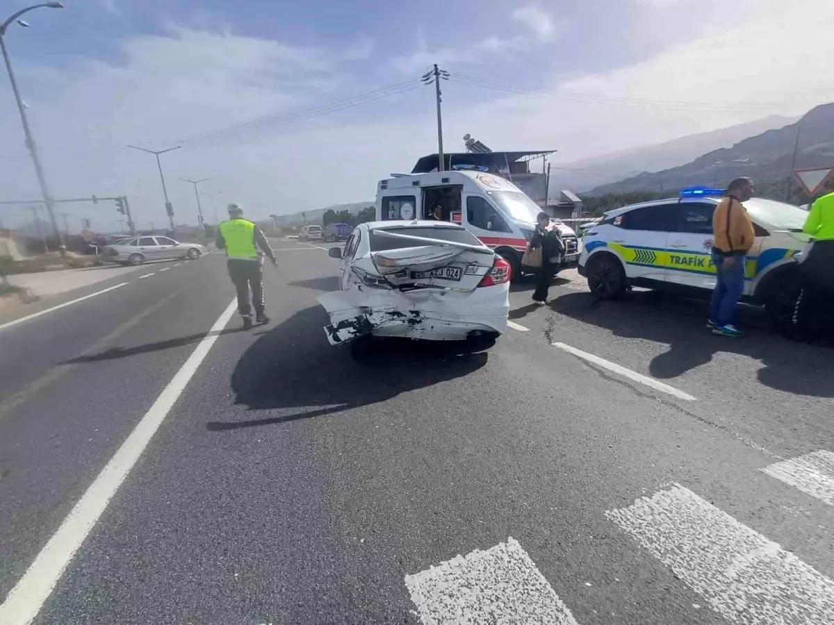 Salihli'de otomobil kazası görüntüsü