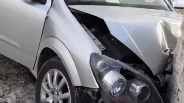 Karapınar Otobanında Kontrolden Çıkan Araç Duvara Çarptı: 4 Kişi Yaralandı